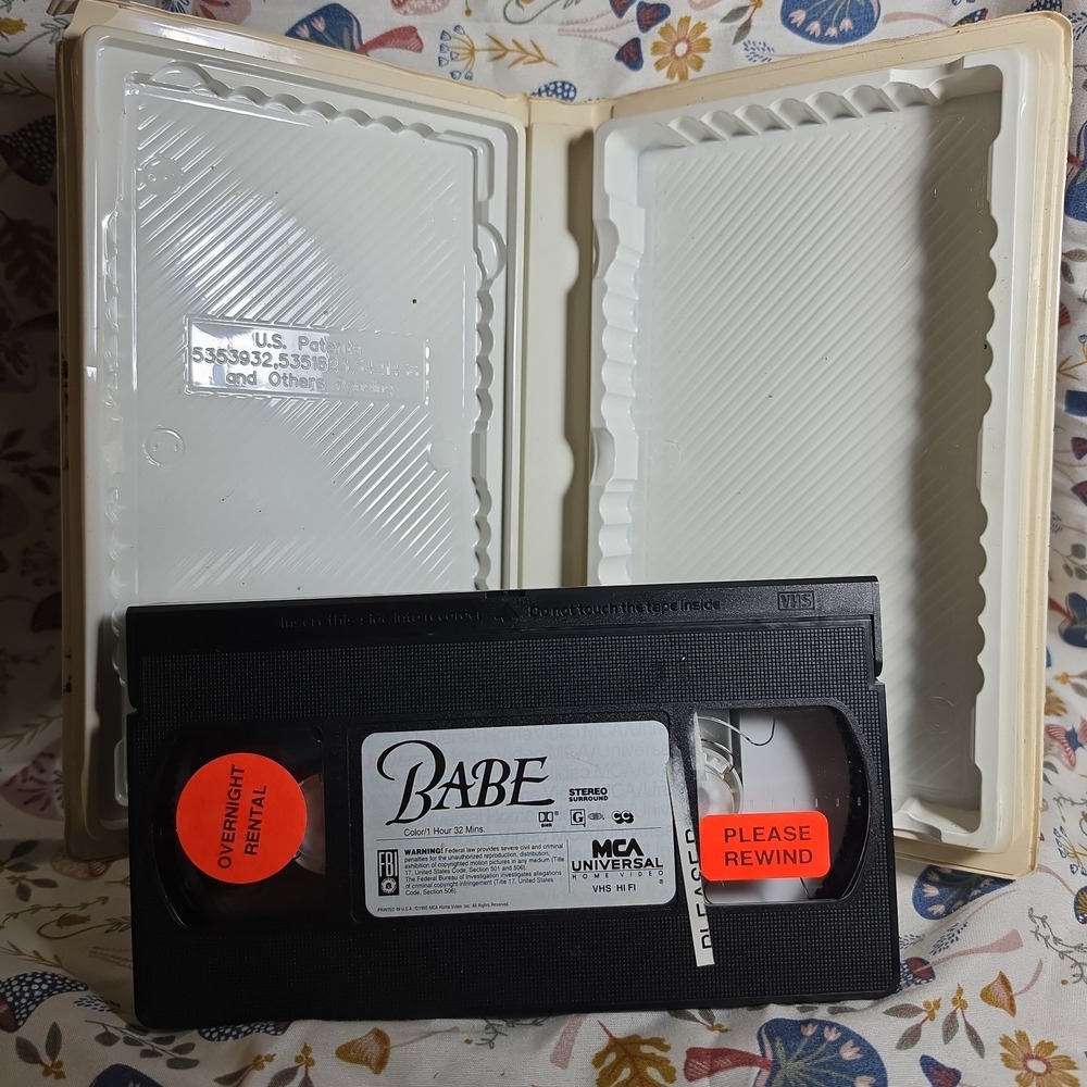 MCA Universal Babe VHS Tape Kids Family Movie Purple Clamshell 1995 Vintage - Picture 4 of 5